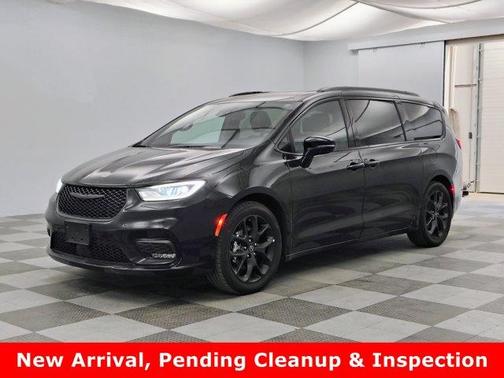 Diamond Black 2025 Chrysler Pacifica Limited