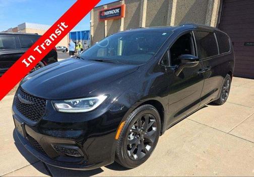 Diamond Black 2025 Chrysler Pacifica Limited