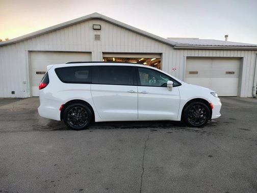 2021 Chrysler Pacifica Touring-L