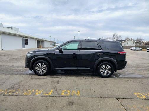 2022 Nissan Pathfinder SL
