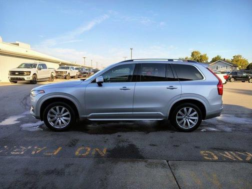 2018 Volvo XC90 T6 Momentum