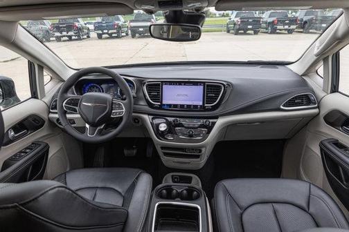 2024 Chrysler Pacifica Touring-L