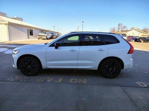 2023 Volvo XC60 B5 Plus Dark Theme