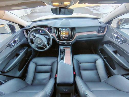 2023 Volvo XC60 B5 Plus Dark Theme