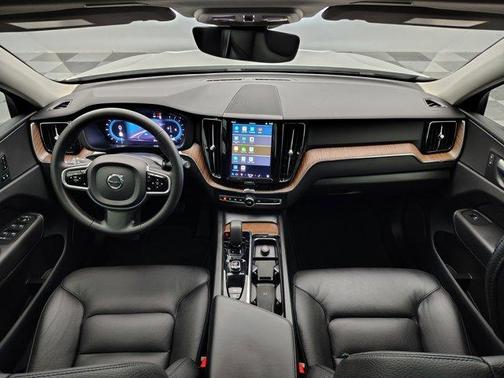 2023 Volvo XC60 B5 Plus Dark Theme