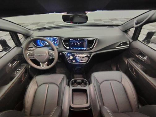 Diamond Black 2025 Chrysler Pacifica Select