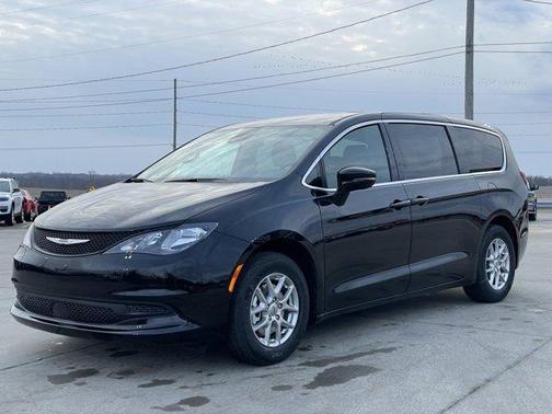 2025 Chrysler Voyager LX