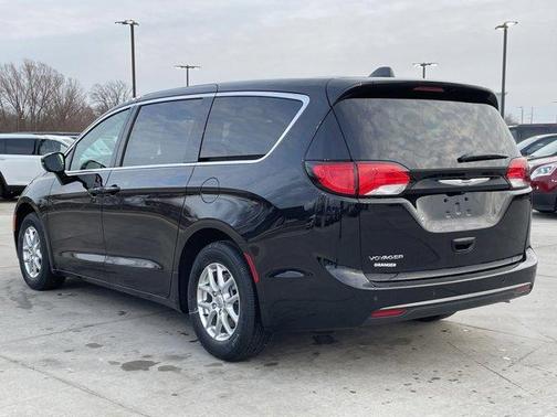 2025 Chrysler Voyager LX