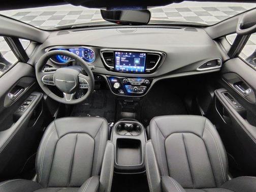 2025 Chrysler Voyager LX