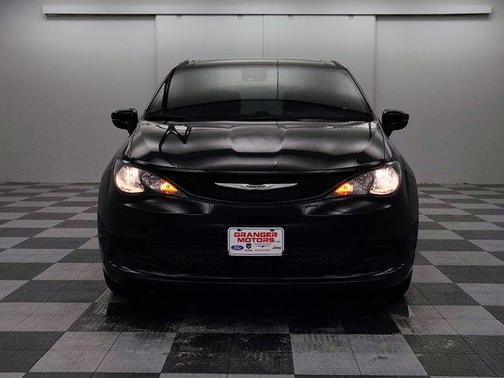 2025 Chrysler Voyager LX