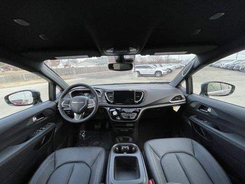 2025 Chrysler Voyager LX