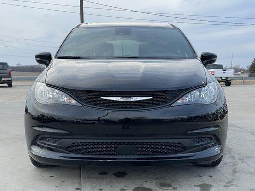 2025 Chrysler Voyager LX