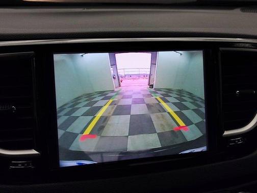 2025 Chrysler Voyager LX