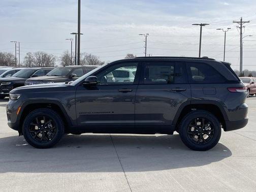 2025 Jeep Grand Cherokee Laredo