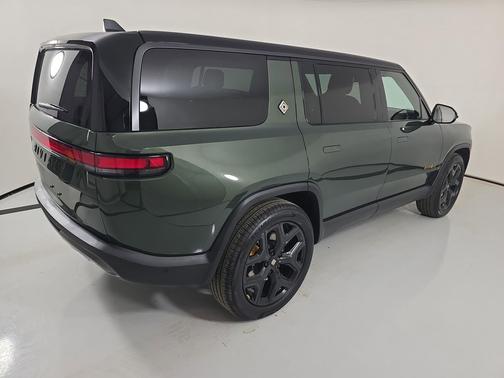 Forest Green paint 2025 Rivian R1S Ascend Tri Motor Max Pack