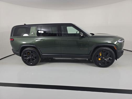 Forest Green paint 2025 Rivian R1S Ascend Tri Motor Max Pack