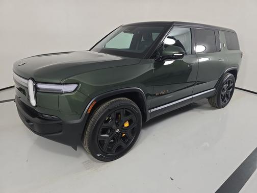 Forest Green paint 2025 Rivian R1S Ascend Tri Motor Max Pack