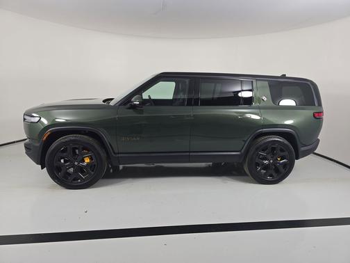 Forest Green paint 2025 Rivian R1S Ascend Tri Motor Max Pack