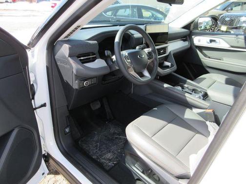 Star White Metallic Tri-Coat 2026 Ford Explorer Active