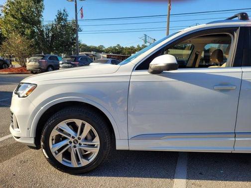 2022 Audi Q7 45 Premium Plus