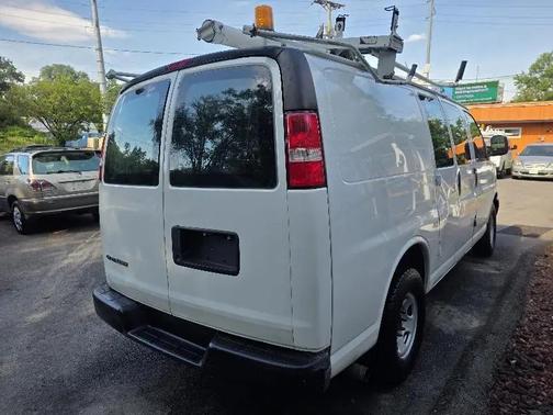 Summit White 2009 Chevrolet Express 2500 Work Van