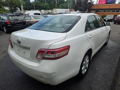 Super White 2011 Toyota Camry SE