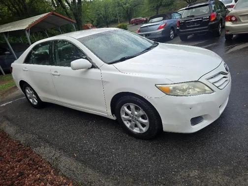 Super White 2011 Toyota Camry SE