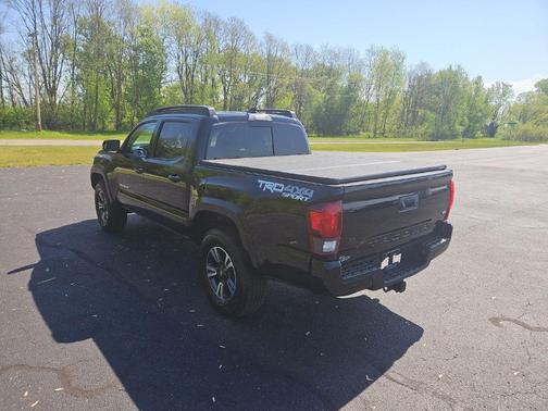 Midnight Black Metallic 2018 Toyota Tacoma TRD Sport
