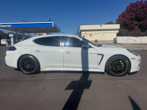 2016 Porsche Panamera 4