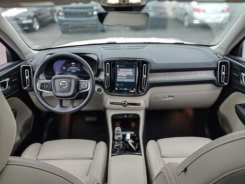 2024 Volvo XC40 B5 Ultimate Dark Theme