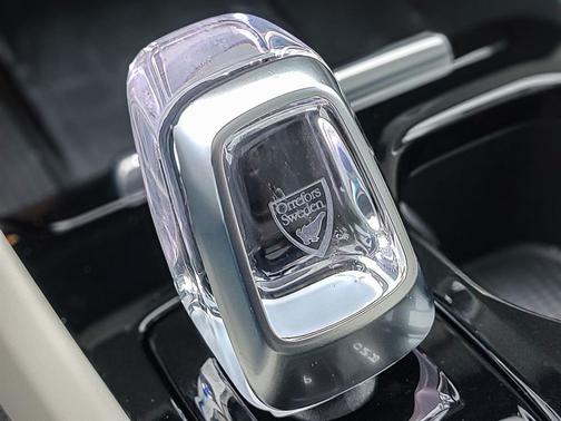 2024 Volvo XC40 B5 Ultimate Dark Theme