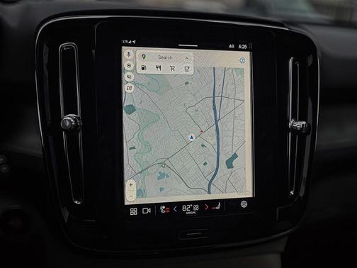 2024 Volvo XC40 B5 Ultimate Dark Theme