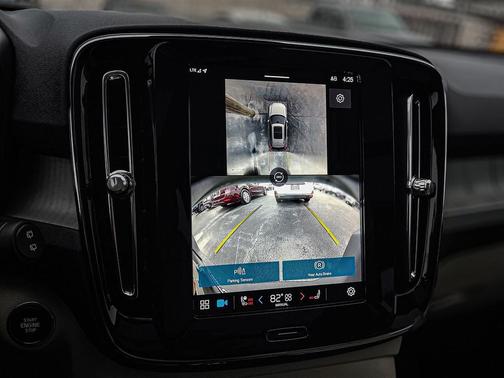 2024 Volvo XC40 B5 Ultimate Dark Theme