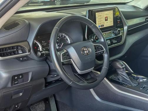 Moon Dust 2023 Toyota Highlander LE
