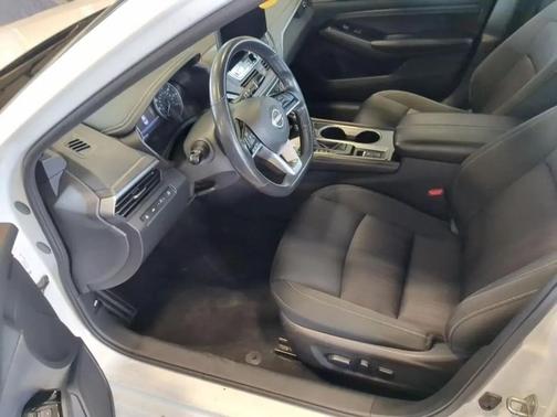 Pearl White Tricoat 2023 Nissan Altima 2.5 SV