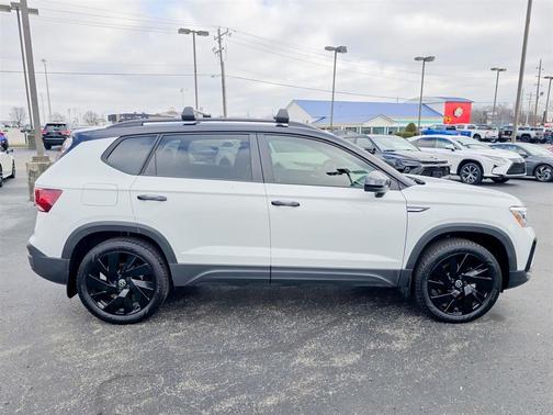 2024 Volkswagen Taos 1.5T SE Black