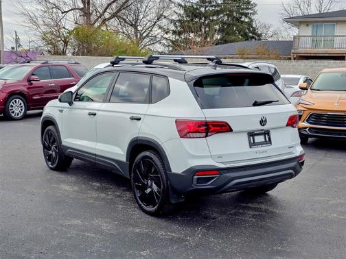 2024 Volkswagen Taos 1.5T SE Black