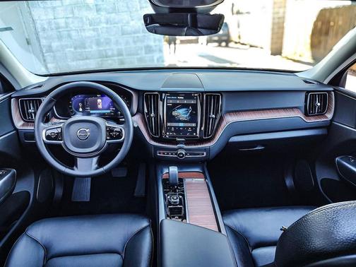 2024 Volvo XC60 B5 Plus Dark Theme