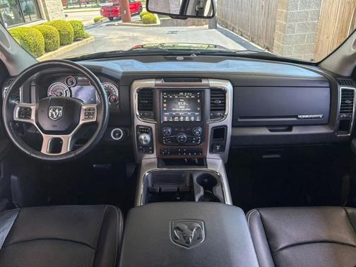 Brilliant Black Crystal Pearlcoat 2017 RAM 1500 Laramie