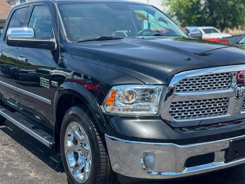 Brilliant Black Crystal Pearlcoat 2017 RAM 1500 Laramie