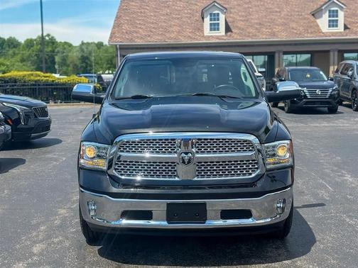 Brilliant Black Crystal Pearlcoat 2017 RAM 1500 Laramie