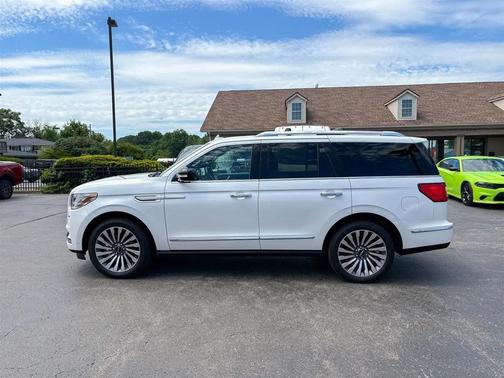 White 2019 Lincoln Navigator Reserve