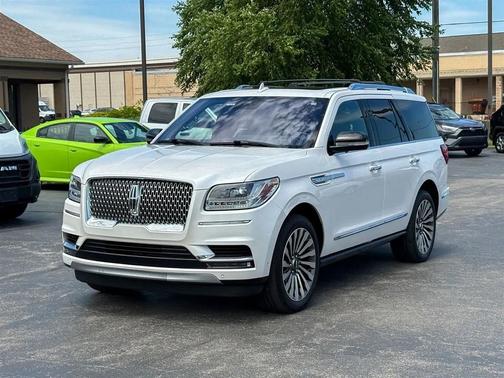White 2019 Lincoln Navigator Reserve