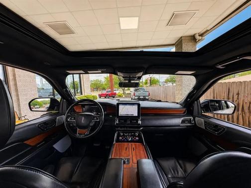 White 2019 Lincoln Navigator Reserve
