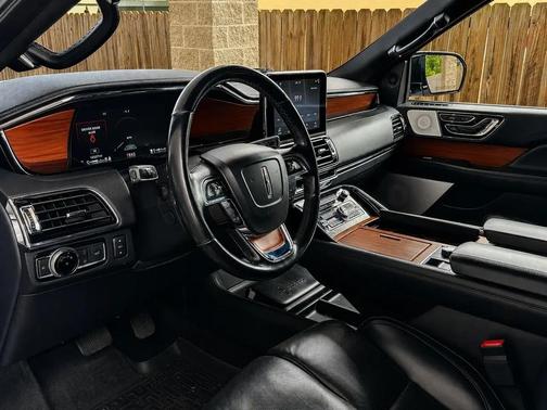 White 2019 Lincoln Navigator Reserve