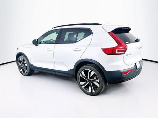2025 Volvo XC40 B5 Plus Dark Theme