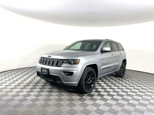 Photo 3 of 35 of 2019 Jeep Grand Cherokee Altitude