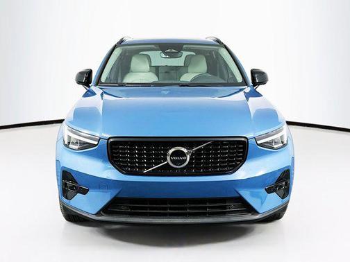 2023 Volvo XC40 B5 Plus Dark Theme