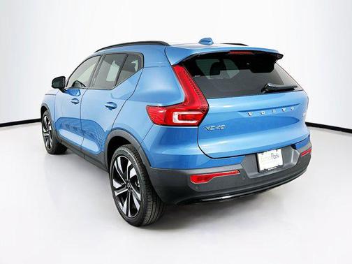 2023 Volvo XC40 B5 Plus Dark Theme