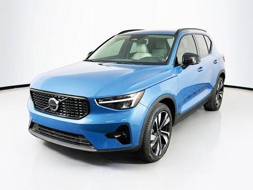 2023 Volvo XC40 B5 Plus Dark Theme
